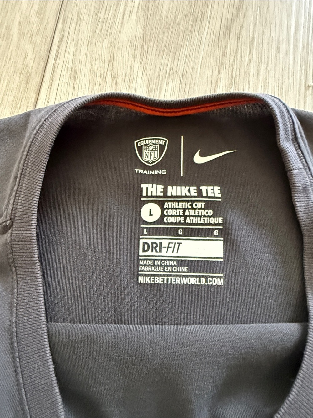 Nike Men’s Dark Gray Short Sleeve Tee with Orange Denver Broncos Emblem Large - Picture 3 of 4